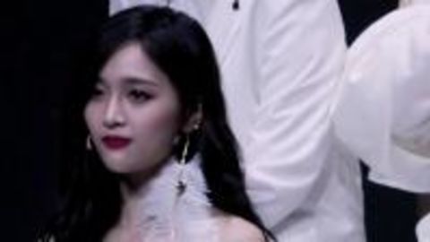 [分享]181202 成都首唱会《LIGHT》双机位focus吴宣仪 甜美温柔溢出屏幕