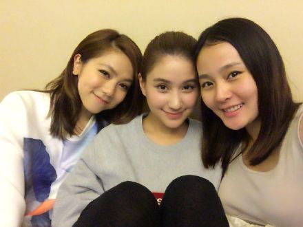 [分享]160420 邓紫棋与好友聚会 变厨娘大显身手