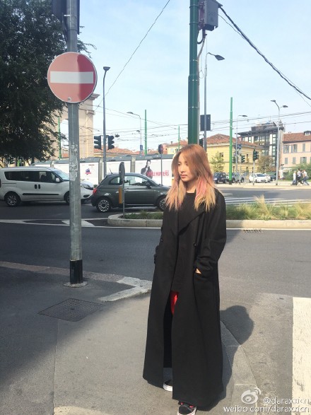 [新闻]160924 行走在米兰的百变潮妞DARA 暴风更新与你同在