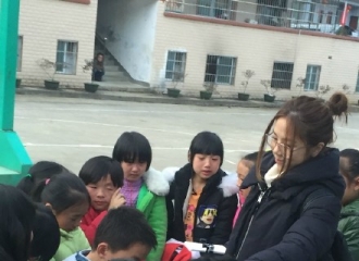 [新闻]160306 邓紫棋去乡村当音乐老师 长途跋涉经历爱的远行
