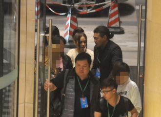 [新闻]160421 邓紫棋一袭白裙返回酒店 与粉丝合影玩自拍