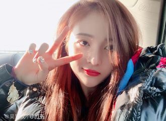 [新闻]181226 吴宣仪更新平台动态晒自拍分享新发色 快来找找自拍里隐藏的小秘密吧