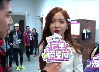 [新闻]190101 吴宣仪跨年后台接受采访 透露新年首条朋友圈内容