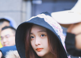 [新闻]190111 吴宣仪上海高铁站到达 快来查收今日份美颜吧~