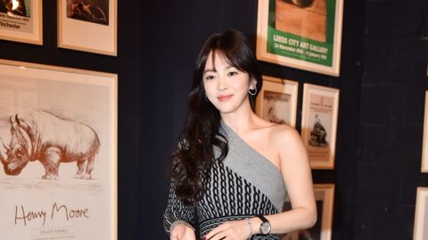 [新闻]170221 宋慧乔亮相秀场 小露香肩一展女神优雅魅力