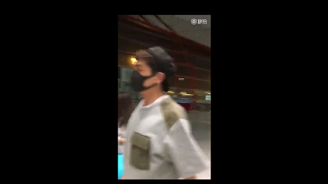 [新闻]170724 昀哥北京飞贵阳：机场里行走的大长腿