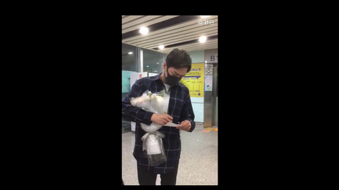 [新闻]170802 张若昀长沙飞北京 贴心为粉丝签名