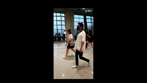 [新闻]170819 机场又见白衣少年张若昀 “全副武装”飞长沙