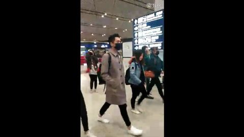 [新闻]171104 张若昀杭州飞北京 双手插兜安静走机场
