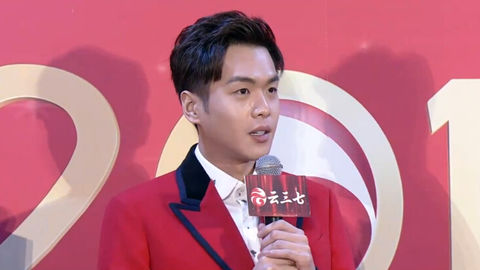 [新闻]171216 张若昀红西装亮相国剧盛典红毯 2018将霸占荧屏