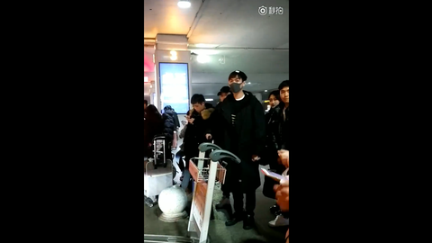 [新闻]180121 张若昀All Black Look现身机场攥紧拳头发呆 23日将参与《天天向上》录制