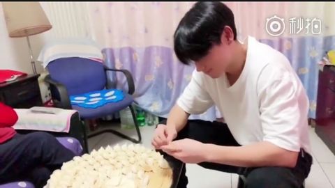 [新闻]180215 除夕视频福利上线 魏晨看春晚包饺子两不误
