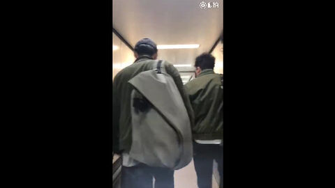 [新闻]180315 胡歌机场路透公开 万年不变穿牛仔裤