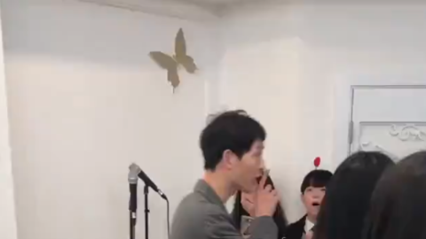 [分享]180429 昨晚婚礼上的小宋先生 温柔和在场迷妹一起合照