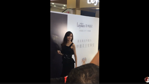 [新闻]180812 唐嫣今日出席品牌活动 一袭黑裙大方优雅