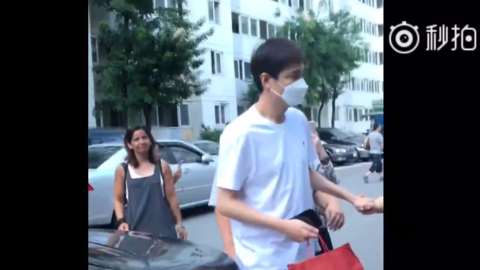 [新闻]180820 今天上班路上的李大萌 轻轻揪了一下小孩的脸蛋