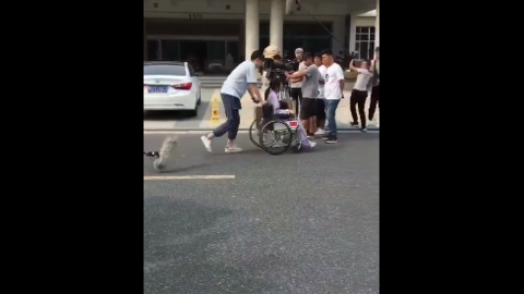 [新闻]180913 《青春须早为》嘉兴路透 胡一天推轮椅推出男友力