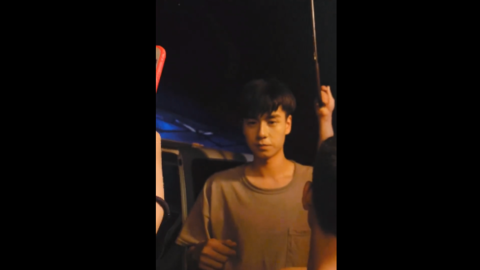 [新闻]180917 胡一天《青春须早为》凌晨下班 连续夜班还遭遇大暴雨太辛苦