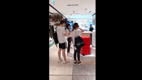 [分享]180919 偶遇Angelababy商场逛街 白TEE黑裤大长腿瞩目