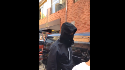 [新闻]180924 胡一天《青春须早为》上班 全副武装“变态杀手”既视感