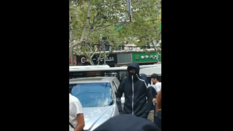 [新闻]180925 胡一天《青春须早为》上班 今天依旧全副武装