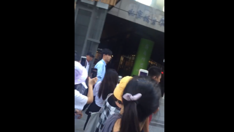 [新闻]180928 今日份的新鲜路透 郑乾是整条街上最靓滴崽 