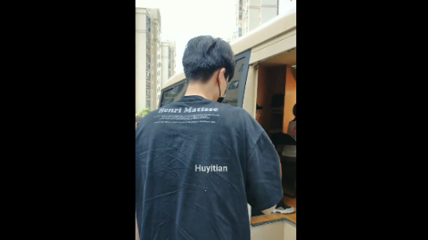 [新闻]180929 胡一天《青春须早为》上班 这一眼对视莫名深情？