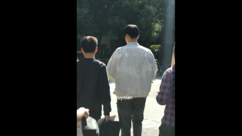 [新闻]181002 胡一天《青春须早为》上班 今天是坐观光车上班的帅崽