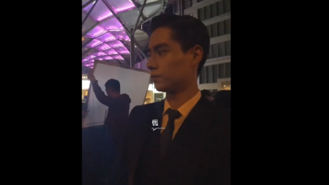 [新闻]181006 霸道总裁来收信！点击就看郑乾哥哥西装油头路透