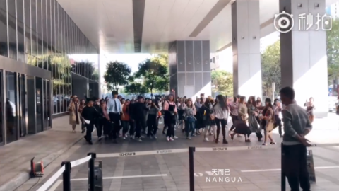 [新闻]181013 真·女儿国国王胡一天外出现场 已成为最令人留恋的风景