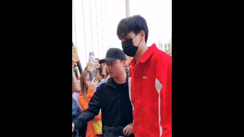 [新闻]181013 红衣美少年胡一天现身开工 是红红火火的酷盖