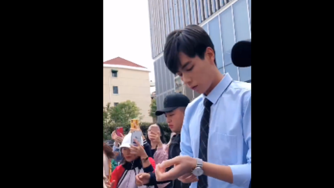 [新闻]181013 胡一天正装亮相片场 换手表的动作苏炸了！