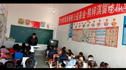 [新闻]181104 熊梓淇留守儿童音乐教室开课啦！为孩子的成长注入一份心灵的启迪
