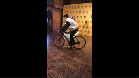 [新闻]181127 捕捉骑ceicei的王鹤棣一只 帅气随性让人想承包他的后座！