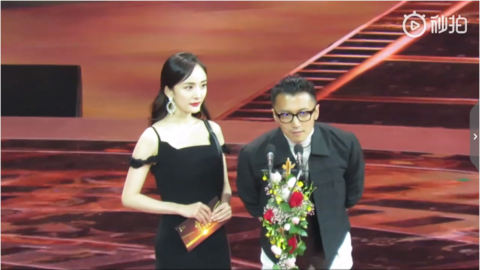 [新闻]181211 与谢霆锋同台颁奖的杨幂 是追星女孩的真实反应没错了