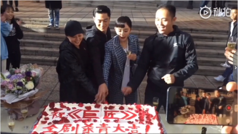 [新闻]181214 《巨匠》杀青现场曝光 杨幂看到香槟秒变杨小怂