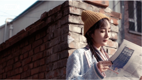 [新闻]181218 时尚COSMO1月刊公开封面拍摄花絮 听杨幂唠一唠北京