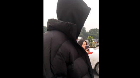 [新闻]181221 熊梓淇北京飞杭州平安到达 打不开车门的样子超可爱