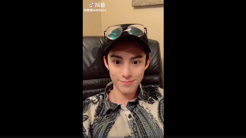 [分享]181222 笑容狙击手王鹤棣上线 他的飞吻“MUA”你收好了吗？