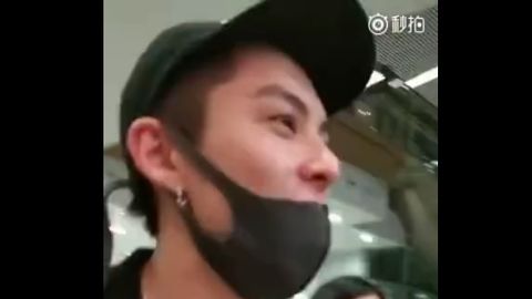 [分享]190128 王鹤棣机场用川普害羞地回应兄弟伙：你们居然要求我在机场脱衣裳