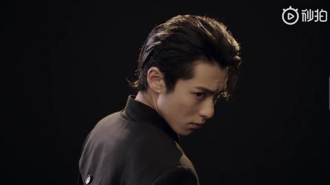 [新闻]190225 品牌方发布新广告片  王鹤棣化身Mr. Black开启高端底妆新定义