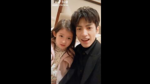 [新闻]190225 罗云熙更新短视频  和传说中“别人家的女儿”合唱