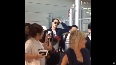 [分享]190619 李敏镐巴黎机场饭拍,人群中一眼就能发现的优秀男孩！