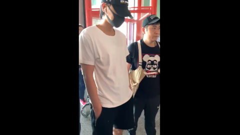 [新闻]190726 黄子韬北京启程出发长沙 白T短裤简单清爽又露大长腿