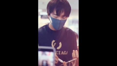 [新闻]190730 刘宇宁北京飞宁夏出发 宠粉达人暖心给每个人签名