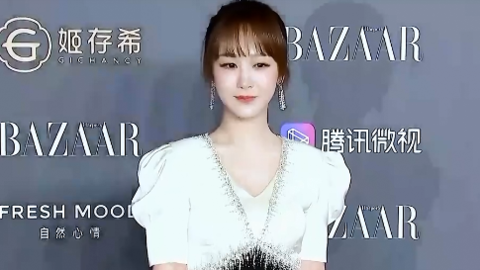 [新闻]191116 杨紫优雅亮相芭莎明星慈善夜红毯 将化身歌手紫演唱《水星记》