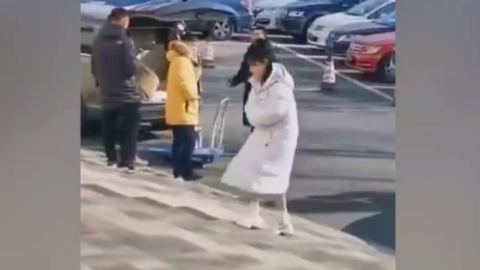 [新闻]200114 杨紫现身央视春晚首次联排 身穿白色羽绒服软萌可爱