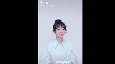 [新闻]200620 杨紫采访称看偶像剧的时候少女心爆棚 突然脸红的可爱小卷毛杨