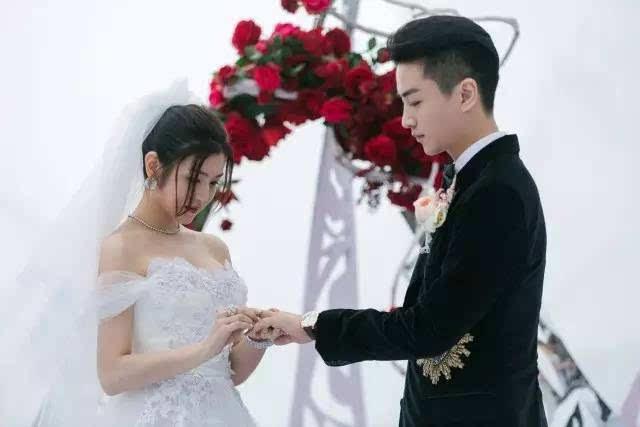 陈妍希素颜挺大肚探班好姐妹陈乔恩，网友喊话陈晓：快戒烟