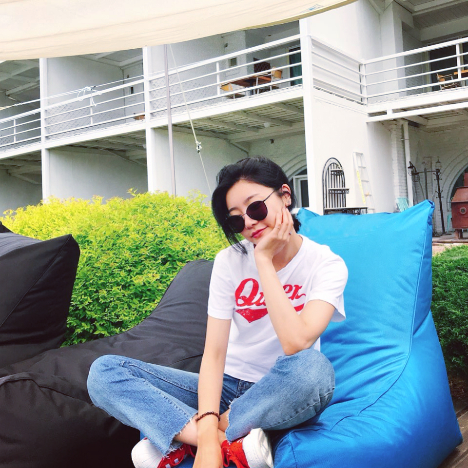 [分享]180522 又是这迷人的笑容啊 姨母假期悠闲晒日光浴     